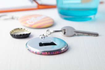 KeyBadge Bottle přívěšek na klíče s plackou